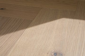 Сравнение дубового пола при тёплом и холодном освещении в один день